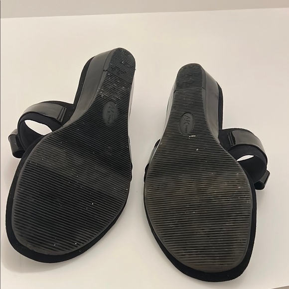 Anne Klein Glossy Black Bow Slide Sandals Size 8 - Picture 2 of 3